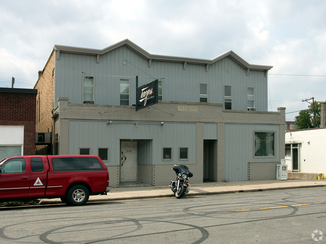 Building Photo - Garage Bar Apartments