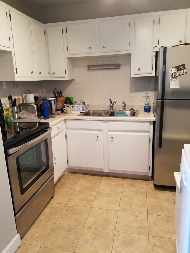 Kitchen - 607 W Wrightwood Ave