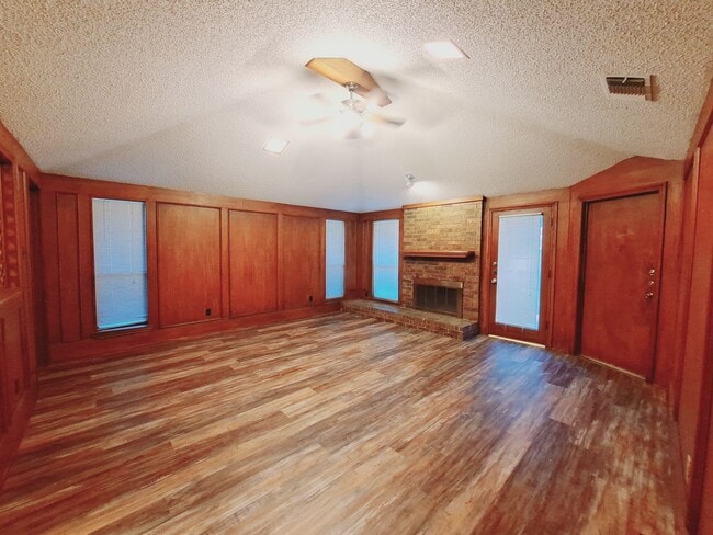 Building Photo - Cozy 3/2/2 in Carrollton Available Now