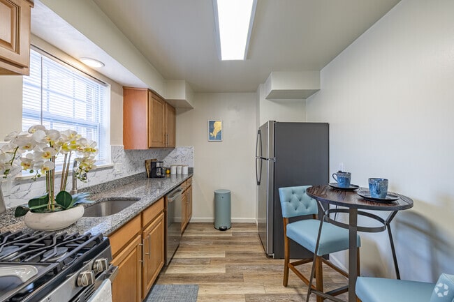 1BR, 1BA - 730SF - The Colonia - Kitchen - Cloverleaf Gardens