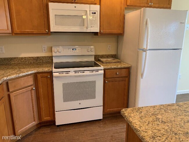 Building Photo - 3 br, 2.5 bath Townhome - 10 Baldwin Court