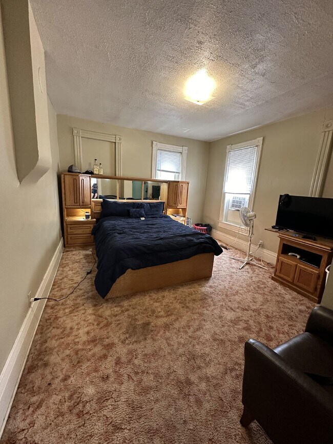 Foto del edificio - 5 Bed 2 Bath close to UWEC available June 1st! Has a new bathroom!