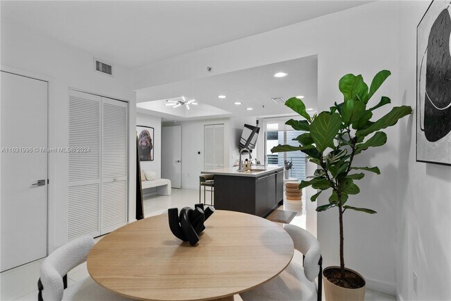 Foto del edificio - 7661 NW 107th Ave