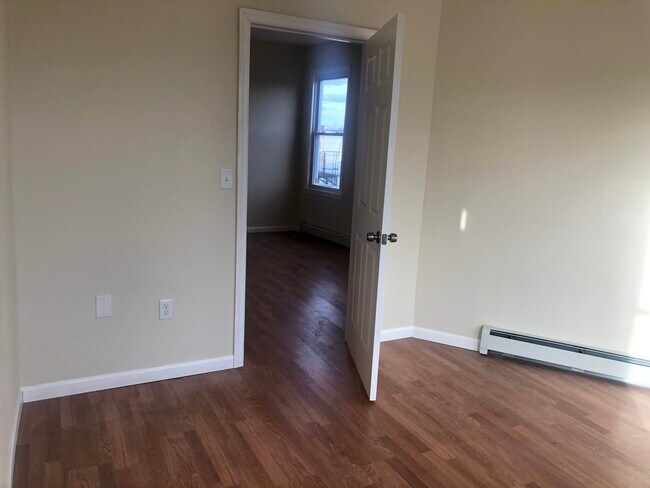 Building Photo - 481 Avon Ave