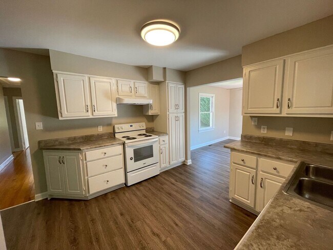 Building Photo - Charming 3-bed, 2-Bath home located in Gre...