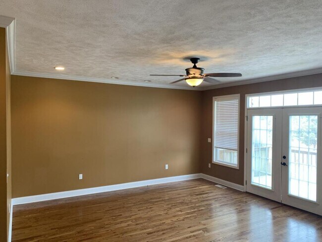 Building Photo - 1000-1004 Green Way Dr