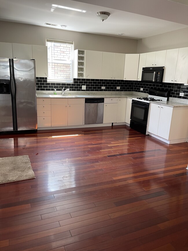 Kitchen - 2947 N Wisner Ave