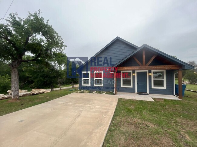 Foto del edificio - Attractive 3 Bed 2 Bath Home in Gated Lakeside Community!