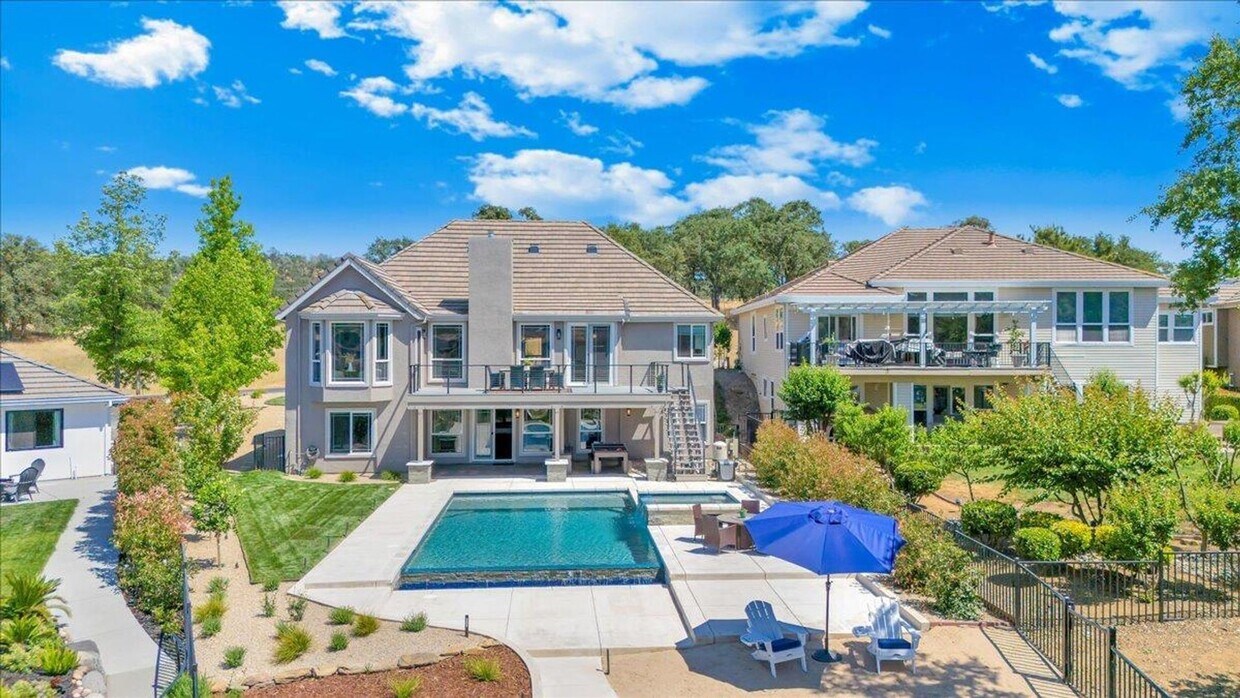 Foto principal - Luxury Lakefront Retreat with Pool, Hot Tu...