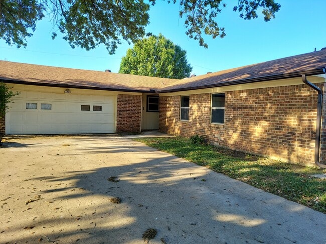 Building Photo - 111 Gregory Dr