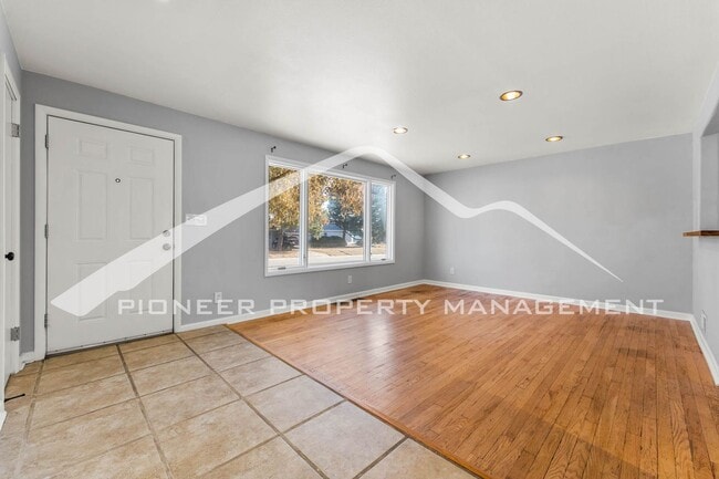 Building Photo - Charming Home with Washer/Dryer and Fenced...