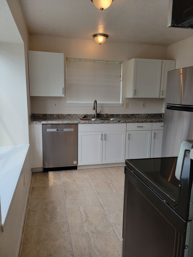 Foto del edificio - One story, 3 bedroom duplex available!