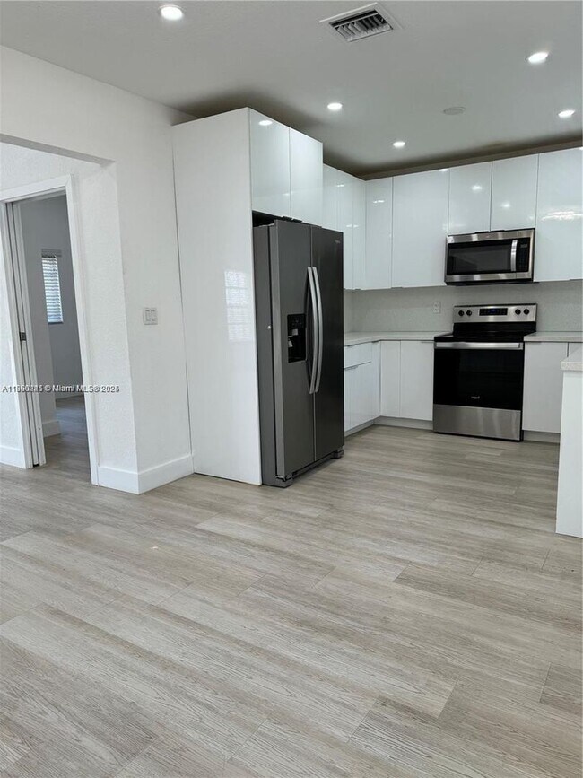 Foto del edificio - 693 NE 80th St