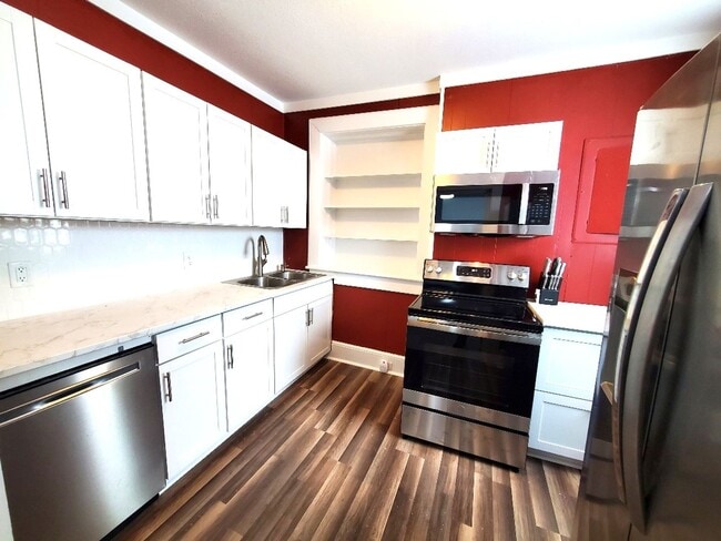 Building Photo - Beautiful 2BR/1BA Apartment with Utilities Included – Prime Downtown Location