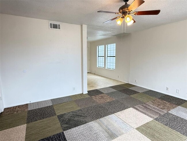 Building Photo - 103 E Moerbe St