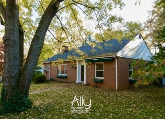 Building Photo - 1605 Cambridge Cir