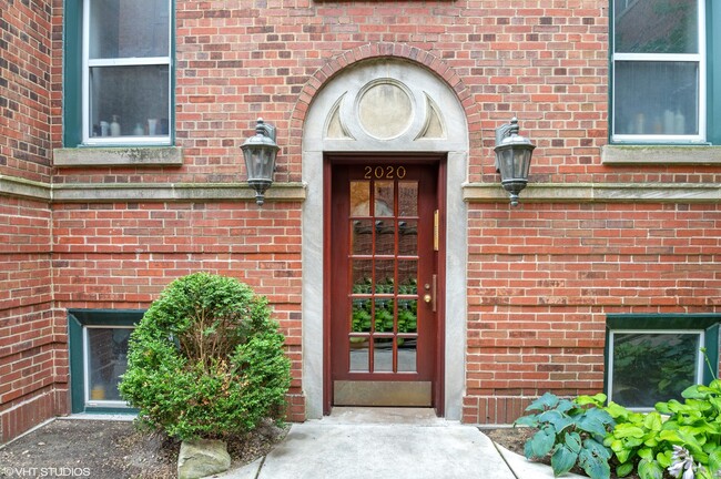 Building Photo - 2020 N Burling St