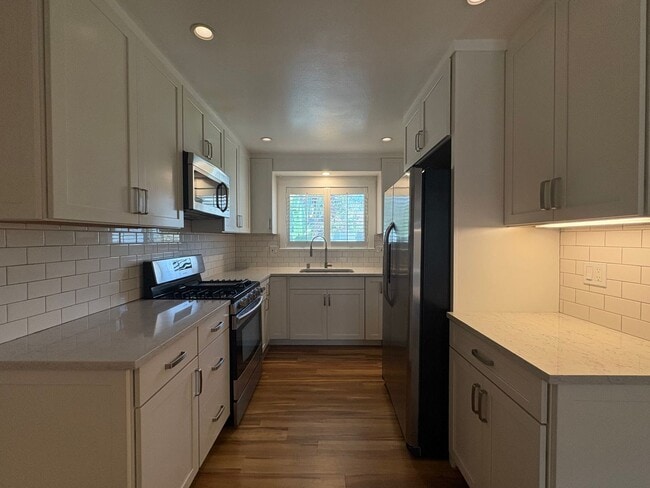 Building Photo - Beautifully Maintained 2B/2BA in Central E...