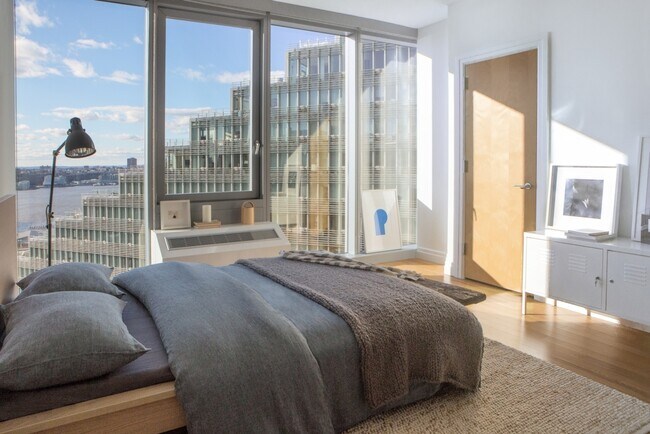 Building Photo - 553 W 53rd St