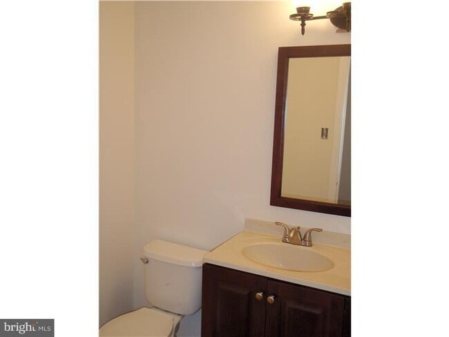 Foto del edificio - 404 Hopkins Ct