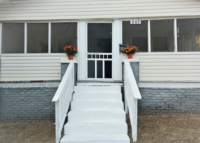 Building Photo - 207 Cedar Ave