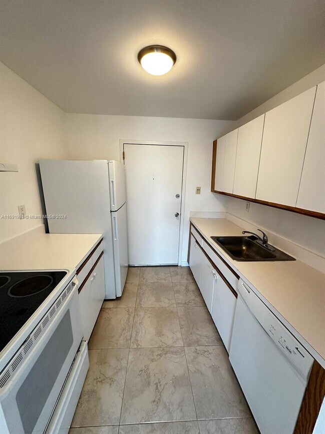 Foto del edificio - 2000 NE 135th St