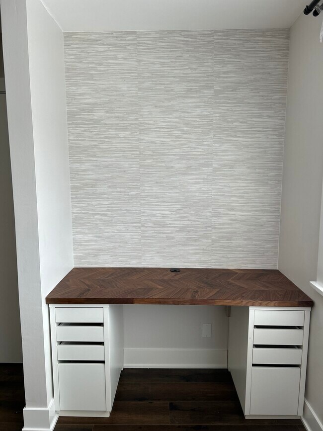 Work Station - 6884 W Touhy Ave
