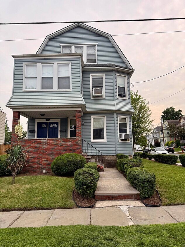 Foto principal - 70 Bennett Ave