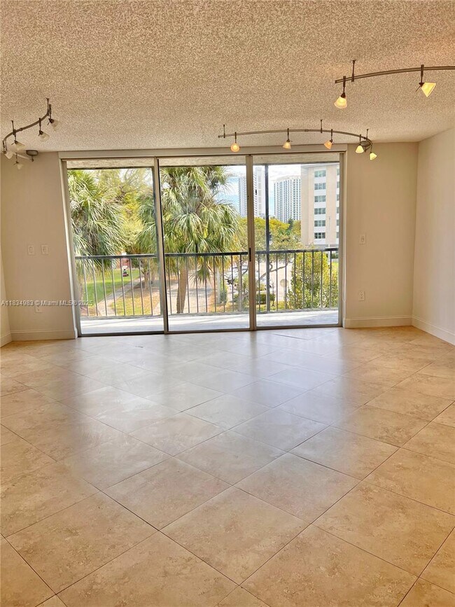 Foto del edificio - 17600 N Bay Rd