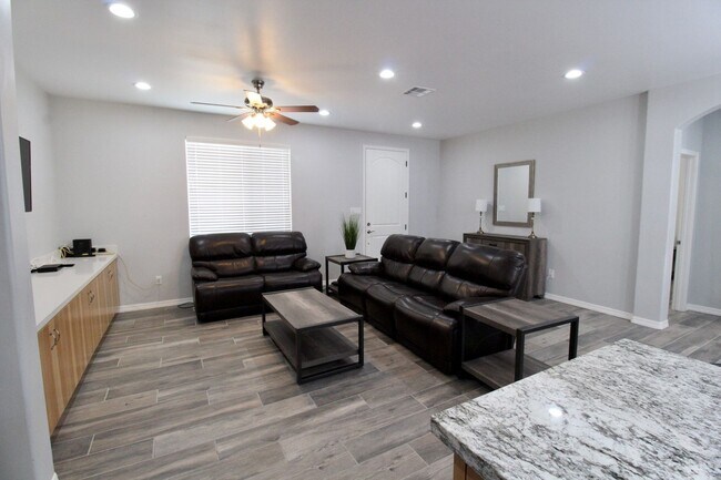 Building Photo - 3 bedroom home in the Yuma Valley