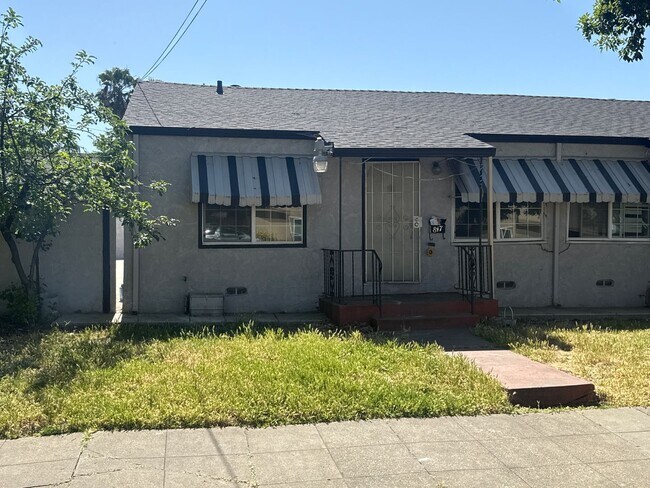 Foto del edificio - 817-823 Monroe St