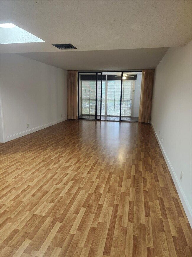 Foto del edificio - 16251 Golf Club Rd