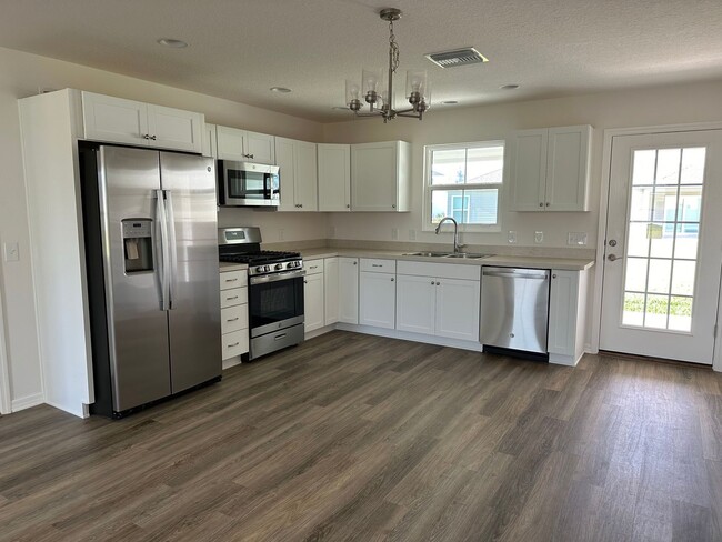Foto del edificio - NEWER HOME adjacent to The Villages in all...