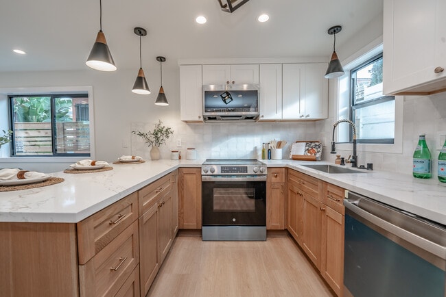 Foto del edificio - 1972 S Corning St