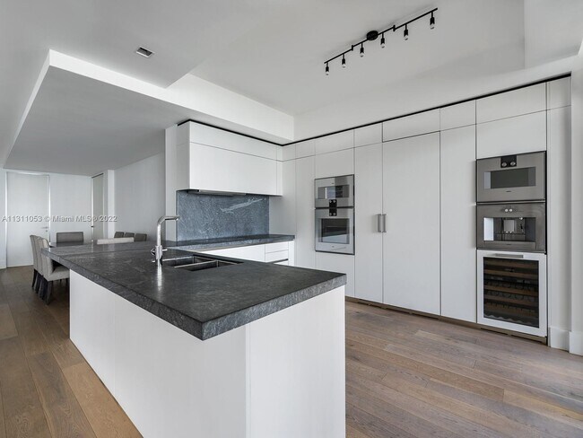 Building Photo - 7051 Fisher Island Dr