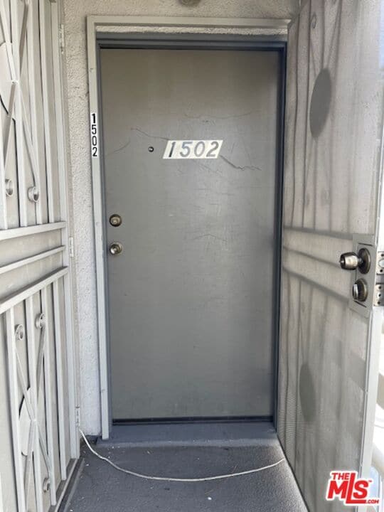 Building Photo - 1502 N Kenmore Ave