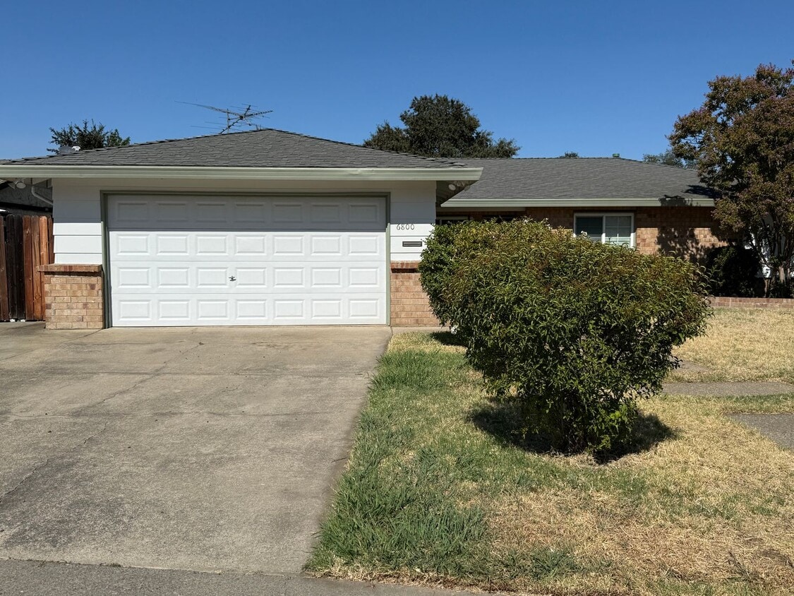 Primary Photo - 3 bed 2 bath home available now!