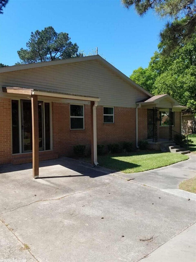 Building Photo - 907 Country Club Rd