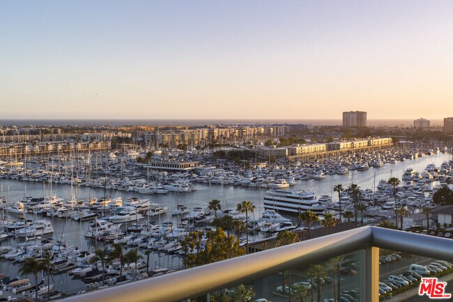 Building Photo - 13700 Marina Pointe Dr