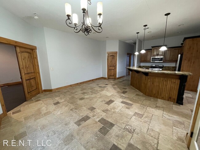 Building Photo - 3 br, 3 bath House - 3 N 660 W