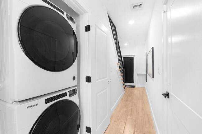 Foto del edificio - "Charming 2-Bedroom Condo with 2 Full & 2 Half Baths in Prime Plainfield Location!"