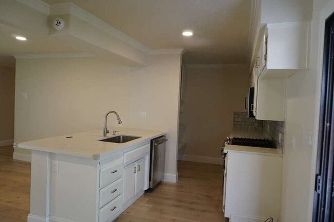 Building Photo - 8021 Glen Eva Way