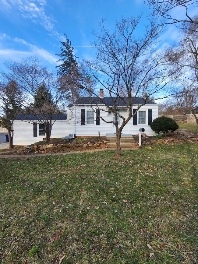 Building Photo - Charming Asheville Cottage!