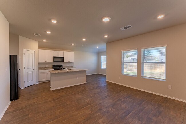 Building Photo - Intimate Dwelling in Del Valle