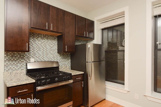 Building Photo - 629 W Oakdale Ave