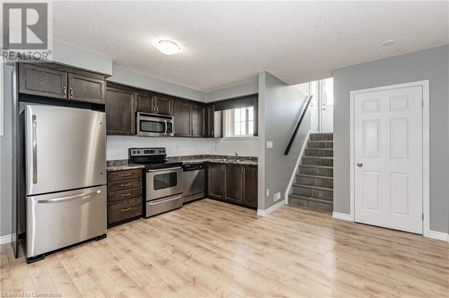 Building Photo - 242 Westmeadow Dr