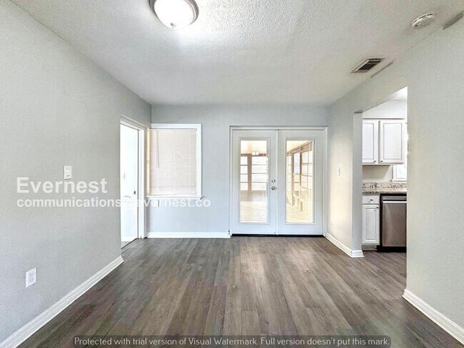 Foto del edificio - Spacious 4 Bed, 2 Bath Home with Off-Street Parking and Hookups