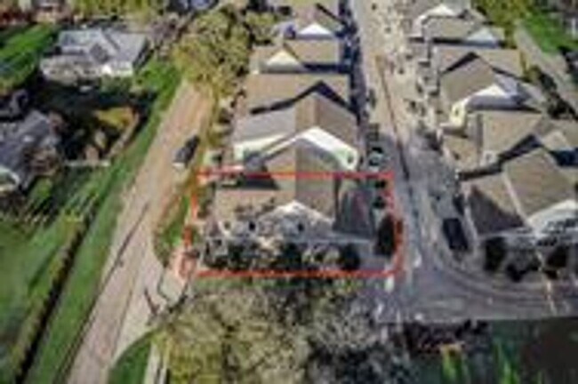 Foto del edificio - This charming two-story home, built in 2018, offers a spacious open floor plan perfect for casual...