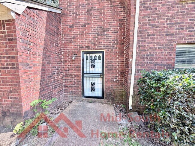 Building Photo - 6007 Hickory Cove