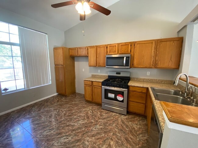 Building Photo - Palmdale 4 bedroom